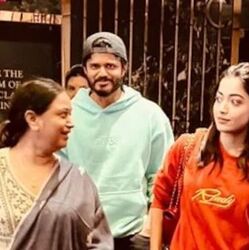 <p>&nbsp;విజ‌య్ దేవ‌ర‌కొండ ఫ్యామిలీతో క‌లిసి గురువారం పుష్ప 2 మూవీని హైద‌రాబాద్‌లో చూసింది ర‌ష్మిక మంద‌న్న‌. ఈ ఫొటోలు సోష‌ల్ మీడియాలో &nbsp;తెగ చ‌క్క‌ర్లు కొడుతున్నాయి.&nbsp;</p>