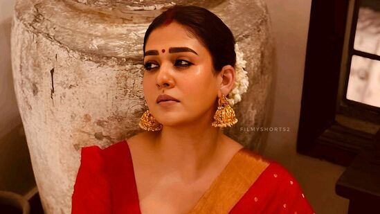 రీసెంట్గా నయనతార బర్త్ డే సందర్భంగా తన వెడ్డింగ్ డాక్యుమెంటరీని విడుదల చేశారు. ఇందులో నానుమ్ రౌడీదాన్ సినిమాలోని సన్నివేశాలను వాడారని నయనతారకు ధనుష్ నోటీసులు పంపారు. దీనికి ప్రతిస్పందనగా నయనతార అతడిపై పలు ఆరోపణలు చేస్తూ ఒక ప్రకటన విడుదల చేసింది. రీసెంట్గా నయనతార బర్త్ డే సందర్భంగా తన వెడ్డింగ్ డాక్యుమెంటరీని విడుదల చేశారు. ఇందులో నానుమ్ రౌడీదాన్ సినిమాలోని సన్నివేశాలను వాడారని నయనతారకు ధనుష్ నోటీసులు పంపారు. దీనికి ప్రతిస్పందనగా నయనతార అతడిపై పలు ఆరోపణలు చేస్తూ ఒక ప్రకటన విడుదల చేసింది.