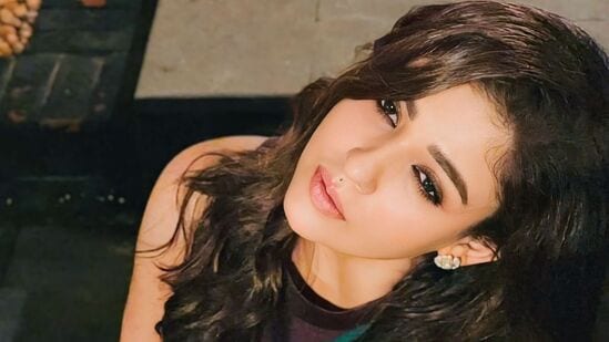 ప్రస్తుతం నయన్ తన భర్త విఘ్నేష్ శివన్ తో కలిసి ముంబైలో నాలుగు పడక గదుల ఇంట్లో నివసిస్తోంది. అందులో స్విమ్మింగ్ పూల్, జిమ్ తో సహా అనేక ఆధునిక సౌకర్యాలు ఉన్నాయి. వీటితో పాటు హైదరాబాద్ లోని బంజారాహిల్స్ లో ఆమెకు రెండు ఇళ్లు ఉన్నాయి. ఈ రెండింటి విలువ రూ.60 కోట్లు ఉంటుందని అంచనా. లగ్జరీ కార్లకు కూడా కొదవలేదు. కోట్ల విలువైన కార్లు ఆమె దగ్గర ఉన్నాయి. ప్రస్తుతం నయన్ తన భర్త విఘ్నేష్ శివన్ తో కలిసి ముంబైలో నాలుగు పడక గదుల ఇంట్లో నివసిస్తోంది. అందులో స్విమ్మింగ్ పూల్, జిమ్ తో సహా అనేక ఆధునిక సౌకర్యాలు ఉన్నాయి. వీటితో పాటు హైదరాబాద్ లోని బంజారాహిల్స్ లో ఆమెకు రెండు ఇళ్లు ఉన్నాయి. ఈ రెండింటి విలువ రూ.60 కోట్లు ఉంటుందని అంచనా. లగ్జరీ కార్లకు కూడా కొదవలేదు. కోట్ల విలువైన కార్లు ఆమె దగ్గర ఉన్నాయి. 