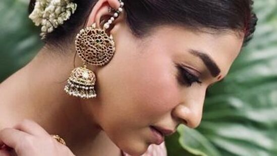 లేడీ సూపర్ స్టార్ అని అభిమానులు పిలుచుకునే నయనతార జీవితం విజయాలు, వివాదాలతో నిండిపోయి ఉంటుంది. లేడీ సూపర్ స్టార్ అని అభిమానులు పిలుచుకునే నయనతార జీవితం విజయాలు, వివాదాలతో నిండిపోయి ఉంటుంది.