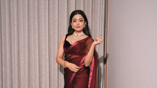 పుష్ప 2 మూవీలో శ్రీవ‌ల్లి పాత్ర‌లో ర‌ష్మిక మంద‌న్న అద‌ర‌గొట్టింది. భ‌ర్త బాధ‌ను, సంఘ‌ర్ష‌ణ‌ను అర్థం చేసుకుంటూ అత‌డి ల‌క్ష్యానికి అండ‌గా నిల‌బ‌డే భార్య‌గా పాత్ర‌లో యాక్టింగ్‌తో మెప్పించింది.&nbsp;