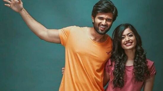 ఈ ఫొటోల్లో ర‌ష్మిక మంద‌న్న‌తో పాటు &nbsp;విజ‌య్ దేవ‌ర‌కొండ త‌ల్లి మాధ‌వి, &nbsp;సోద‌రుడు ఆనంద్ దేవ‌ర‌కొండ ఉన్నారు. విజ‌య్ మాత్రం క‌నిపించ‌లేదు.