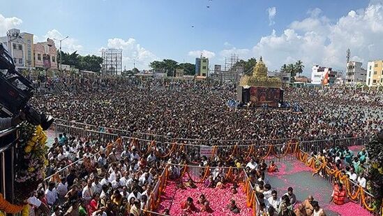 శ్రీ శ్రీనివాసచార్యులు ఆధ్వర్యంలో పంచమి తీర్థ మండపంలో అమ్మవారికి, చక్రత్తాళ్వార్‌కు ఉదయం 10 నుండి 11.45 గంటల వరకు వేడుకగా స్నపన తిరుమంజనం నిర్వహించారు. ఇందులో పాలు, పెరుగు, తేనె, కొబ్బరినీళ్లు, పసుపు, చందనంలతో విశేషంగా అభిషేకం చేశారు. ఈ సందర్భంగా అమ్మవారికి అలంకరించిన పూలమాలలు, కిరీటాలు భక్తులకు కనువిందు చేశాయి.