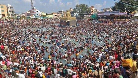 శ్రీ పద్మావతి అమ్మవారి పంచమి తీర్థం సందర్బంగా శ్రీ వేంకటేశ్వర స్వామివారు కానుకలు పంపారు. రూ.1.11 కోట్ల విలువ చేసే 3 కేజీల బ‌రువు గల బంగారు పాండియన్ కిరీటం, డైమండ్ నక్లెస్, రెండు డైమండ్ గాజులు, డైమండ్ కమ్మల జత, బంగారు గజలక్ష్మి పథకం సారెతో పాటు తిరుప‌తి పుర‌వీధుల‌లో ఊరేగింపుగా తీసుకొచ్చి అమ్మవారికి అలంకరించారు.