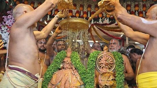 పద్మ పుష్కరిణిలో స్నానం ఆచరించిన భక్తులు ఆధ్యాత్మిక తన్మయత్వాన్ని పొందారు.