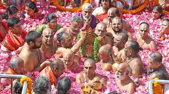 శుక్రవారం రాత్రి 7.30 గంటలకు బంగారు తిరుచ్చి వాహనంలో అమ్మవారి ఉత్సవర్లను ఊరేగించారు. అనంతరం రాత్రి 10 నుండి 11 గంట‌ల వ‌ర‌కు శాస్త్రోక్తంగా ధ్వజావరోహణం జరుగనుంది.