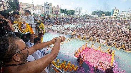 వైభ‌వంగా జరిగిన శ్రీ పద్మావతి అమ్మవారి పంచమీ తీర్థం కార్యక్రమానికి భక్తులు భారీగా తరలివచ్చారు.&nbsp;