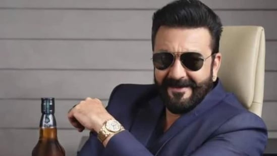 సంజయ్ దత్ తరచూ మాదకద్రవ్యాలు, మద్యానికి బానిసై ఉంటాడని చెబుతుంటారు. సంజయ్ దత్ జీవితం ఆధారంగా తెరకెక్కిన 'సంజు' సినిమాలో సంజయ్ దత్ డ్రగ్స్‌కు అలవాటు పడిన విధానాన్ని చూపించారు. అందులో సంజయ్ దత్ తన డ్రగ్స్ వ్యసనాన్ని జయించడానికి పునరావాసానికి వెళ్లినట్లు చూపించిన విషయం తెలిసిందే.&nbsp;