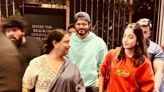 &nbsp;విజ‌య్ దేవ‌ర‌కొండ ఫ్యామిలీతో క‌లిసి గురువారం పుష్ప 2 మూవీని హైద‌రాబాద్‌లో చూసింది ర‌ష్మిక మంద‌న్న‌. ఈ ఫొటోలు సోష‌ల్ మీడియాలో &nbsp;తెగ చ‌క్క‌ర్లు కొడుతున్నాయి.&nbsp;