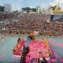 <p>వడ్ల గింజలు, పసుపు గడ్డలు, వట్టి వేరు, బ్లాక్ గ్రేప్స్, రోజ్ పెడల్స్, తులసి మాల‌లు ప్ర‌త్యేక ఆక‌ర్ష‌ణ‌గా నిలిచాయి. త‌మిళ‌నాడులోని తిరుపూర్‌కు చెందిన దాతలు ఈ మాల‌లను విరాళంగా అందించారు.</p>