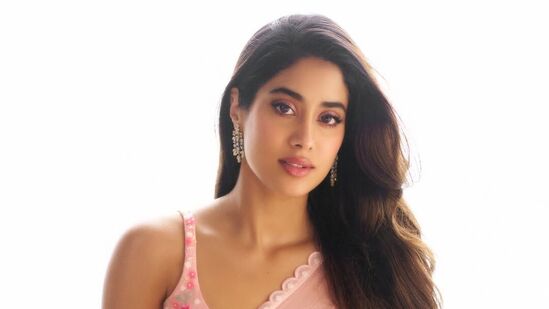 లార్జ‌ర్ దేన్ లైఫ్ కాన్సెప్ట్‌ల‌తో కూడిన రూటేడ్ సినిమాలను ఇత‌ర దేశాల వారు మెచ్చుకుంటుంటే, మ‌న వాళ్లు మాత్రం పుష్ప 2 లాంటి సినిమాల‌పై నెగెటివ్ కామెంట్స్ చేయ‌డం సిగ్గుచేటుగా ఉంద‌ని జాన్వీక‌పూర్ అన్న‌ది.&nbsp;