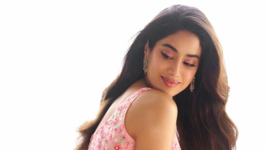 హాలీవుడ్ మూవీ ఇంట‌ర్‌స్టెల్లార్ రీ రిలీజ్ కోసం కేటాయించిన ప‌లు ఐమాక్స్‌ థియేట‌ర్ల‌ను పుష్ప 2కు ఇచ్చేశారు. పుష్ప 2 కంటే ఇంట‌ర్‌స్టెల్ల‌ర్‌ను రిలీజ్ చేస్తేనే బాగుండేదంటూ కొంద‌రు నెటిజ‌న్లు కామెంట్స్ చేస్తోన్నారు. &nbsp;