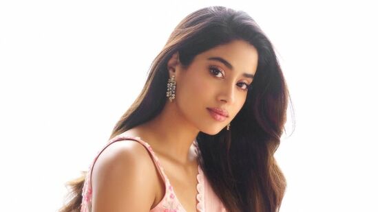 &nbsp;దేవ‌ర మూవీతో హీరోయిన్‌గా టాలీవుడ్‌లోకి ఎంట్రీ ఇచ్చింది జాన్వీక‌పూర్‌. ఎన్టీఆర్ హీరోగా న‌టించిన ఈ మూవీ బాక్సాఫీస్ వ‌ద్ద ఐదు వంద‌ల కోట్ల క‌లెక్ష‌న్స్ సాధించింది.&nbsp;