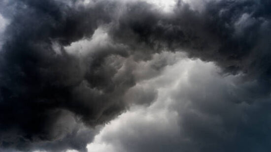 తెలంగాణలో చూస్తే ఇవాళ, రేపు పలుచోట్ల తేలికపాటి నుంచి మోస్తారు వర్షాలు కురిసే అవకాశం ఉందని హైదరాబాద్ వాతావరణ కేంద్రం తెలిపింది.&nbsp;