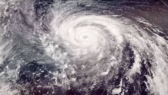 వర్ష సూచన ఉన్నప్పటికీ తెలుగు రాష్ట్రాలకు హెచ్చరికలు లేవని వాతావరణశాఖ తెలిపింది. అయితే అన్న దాతలు మాత్రం అలర్ట్ గా ఉండాలని సూచించింది. పంట నష్టం వాటిల్లకుండా జాగ్రత్తలు తీసుకోవాలని పేర్కొంది.