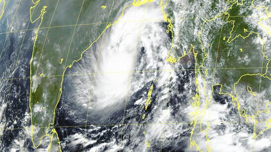 తెలంగాణలోని పలు జిల్లాల్లో ఇవాళ ఉదయం పొగమంచు తీవ్రత ఎక్కువగా ఉంటుందని ఐఎండీ హెచ్చరించింది.&nbsp;