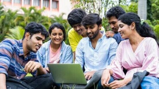దరఖాస్తు చేసుకునే అభ్యర్థులు దరఖాస్తు రుసుము కింద రూ. 500 చెల్లించాలి. ఇక ఎస్సీ, ఎస్టీ, దివ్యాంగులు, మహిళా అభ్యర్థులు ఫీజు చెల్లించాల్సిన అవసరం లేదు. https://staff.recruitment.iith.ac.in/ ఈ లింక్ పై క్లిక్ చేసి డైరెక్ట్ గా దరఖాస్తు చేసుకోవచ్చు.