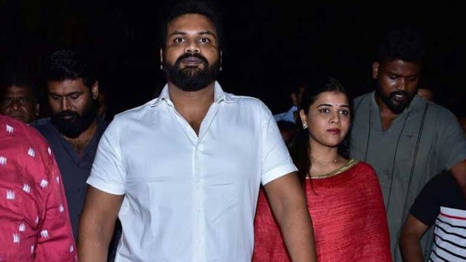 Manchu Manoj: తెలంగాణ ఇంటెలిజెన్స్ చీఫ్‌ను కలిసిన మంచు మనోజ్ దంపతులు.. ముదురుతున్న వివాదం