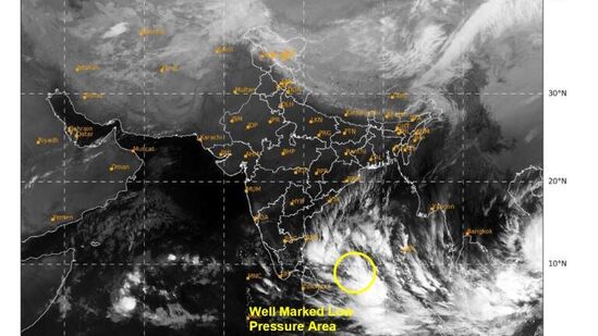 అల్పపీడనం ప్రభావంతో ఏపీలో రాగల రెండు రోజలు మోస్తరు నుంచి భారీ వర్షాలు కురిసే అవకాశం ఉందని వాతావరణ శాఖ వెల్లడించింది. &nbsp;కోస్తాంధ్ర, రాయలసీమలో బుధ, గురువారాల్లో మోస్తరు నుంచి భారీ వర్షాలు కురిసే ఛాన్స్ ఉందని తెలిపింది.&nbsp;