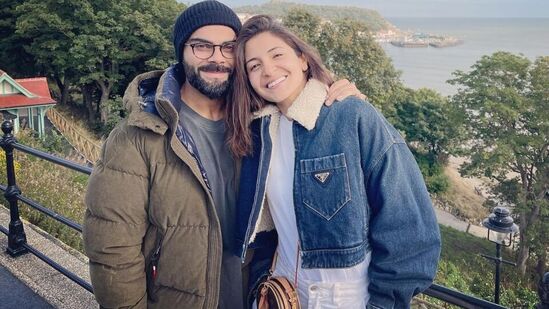 Virat Kohli Anushka Sharma: విరాట్ కోహ్లి, అనుష్క శర్మ డిసెంబర్ 11, 2017లో పెళ్లి చేసుకున్న విషయం తెలిసిందే. ఇటలీలోని టస్కనీలో ఈ జంట పెళ్లితో ఒక్కటైంది. వీళ్లు కలిసి ఏడడుగులు వేసి ఏడేళ్లు అవుతోంది.