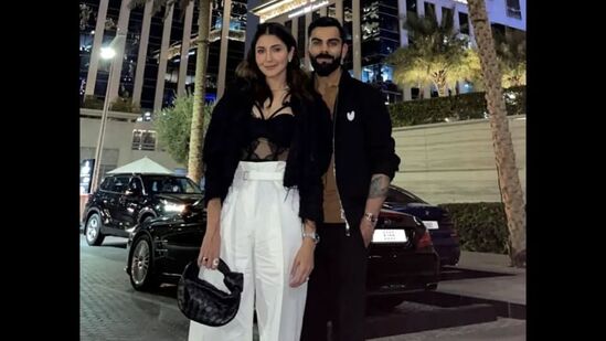 Virat Kohli Anushka Sharma: బ్లాక్ బాడీసూట్ లో అనుష్క శర్మ, బ్లాక్ కోట్, బ్రౌన్ పోలో షర్ట్ లో విరాట్ కోహ్లి.. ఇలా మరో డిన్నర్ డేట్ కు వెళ్లిన సందర్భంలోని ఫొటో ఇది.