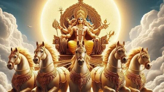 వచ్చే ఏడాది ప్రారంభంలో సూర్యుడు, శని కలియిక ఉంటుంది. సూర్యభగవానుడు కుంభ రాశిలోకి ప్రవేశిస్తాడు. ఈ రాశిలో శని ఇప్పటికే ఉంటాడు. కుంభ రాశిలో జ్యోతిష్యంలో అరుదైన యోగం ఉంటుంది.