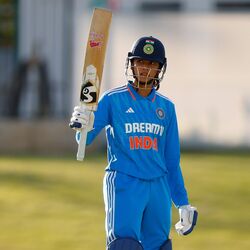 <p>Smriti Mandhana Record: ఆస్ట్రేలియాపై సెంచరీతో ఇండియన్ వుమెన్స్ క్రికెట్ టీమ్ వైస్ కెప్టెన్ స్మృతి మంధానా ప్రపంచ రికార్డు నెలకొల్పింది. ఒక క్యాలెండర్ ఇయర్ లో నాలుగు వన్డే సెంచరీలు సాధించిన తొలి మహిళా క్రికెటర్ గా రికార్డు సృష్టించింది.</p>
