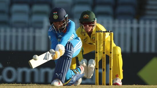 Smriti Mandhana Record: ఆస్ట్రేలియాతో పెర్త్ లో ఈ మూడో వన్డే జరిగింది. ఇందులోనూ సెంచరీ సాధించిన స్మృతికి ఈ ఏడాది వన్డేల్లో ఇది నాలుగో సెంచరీ కావడం విశేషం. గతంలో ఏ మహిళా క్రికెటర్ ఒక ఏడాది ఇన్ని వన్డే సెంచరీలు చేయలేదు.