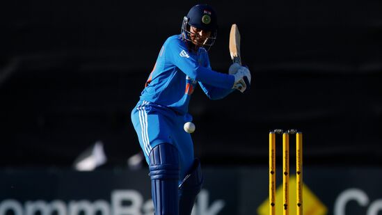 Smriti Mandhana Record: స్మృతి మంధానా కంటే ముందు ఒక ఏడాదిలో మూడు సెంచరీలు చేసిన మహిళా క్రికెటర్లు ఏడుగురు ఉన్నారు. అయితే వాళ్లలో ఎవరో నాలుగో సెంచరీ సాధించలేదు. కానీ స్మృతి సెంచరీ వృథా అయింది. మూడో వన్డేలో ఇండియన్ టీమ్ ఓడిపోయింది.