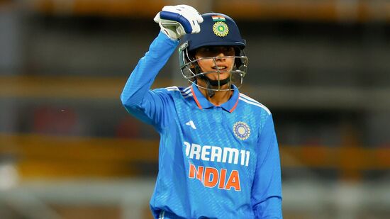 Smriti Mandhana Record: దక్షిణాఫ్రికా కెప్టెన్ లారా వోల్వార్డ్ (2024), మెగ్ లానింగ్ (2016), నాట్ స్కివర్-బ్రంట్ (2023), సోఫీ డివైన్ (2018), సిద్రా అమిన్ (2022), అమీ సాటర్త్వైట్ (2016), బెలిండా క్లార్క్ (1997) ఇప్పటివరకు ఒకే సంవత్సరంలో మూడు సెంచరీలు చేశారు.