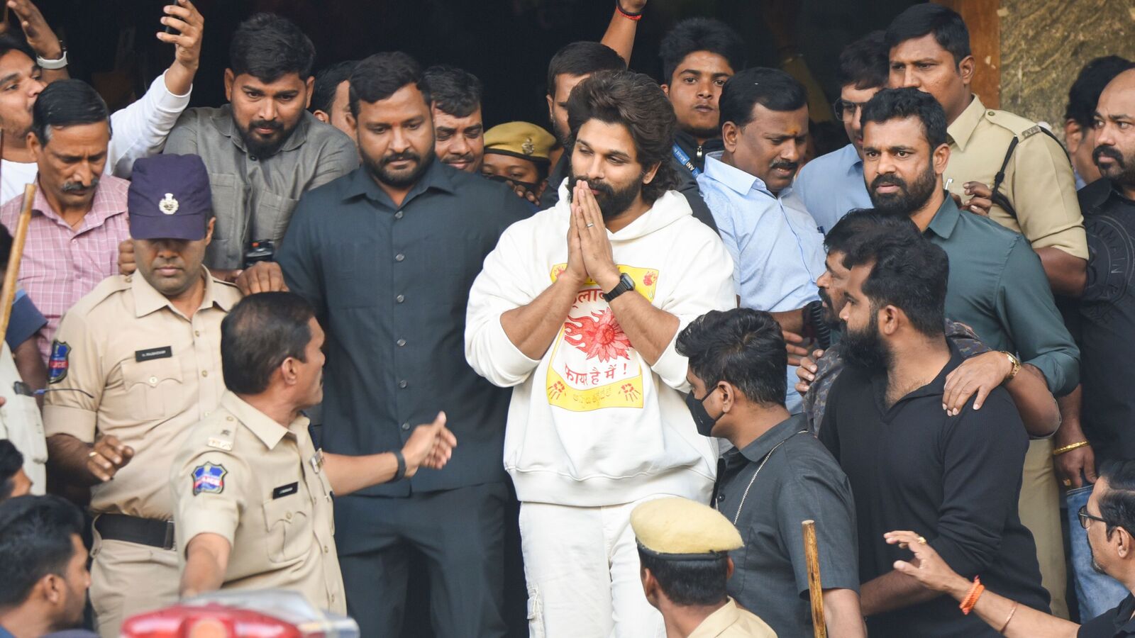 Allu Arjun: సంధ్య థియేటర్ ఘటనలో తప్పంతా వాళ్లదే.. అల్లు అర్జున్‌కు సోషల్ మీడియాలో వెల్లువెత్తుతున్న మద్దతు