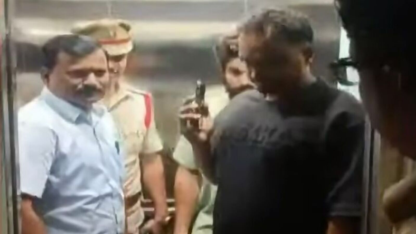 Allu Arjun Arrest: సంధ్య థియేటర్‌ తొక్కిసలాట ఘటనలో నటుడు అల్లు అర్జున్ అరెస్ట్‌, చిక్కడపల్లి పీఎస్‌‌కు తరలింపు