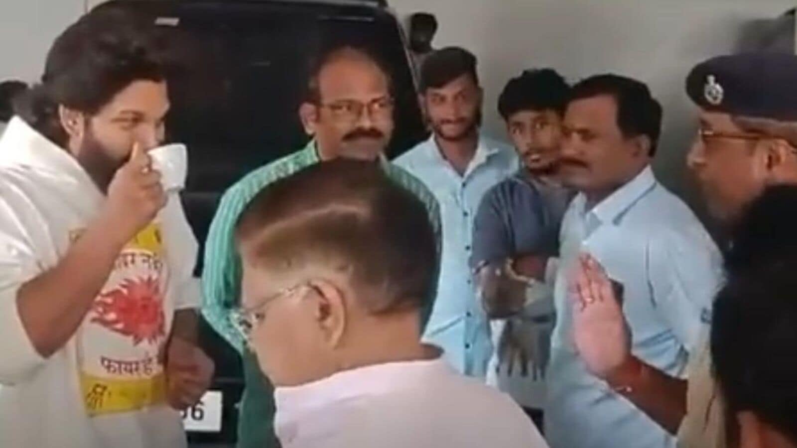 Allu Arjun Pushpa 2 Shirt: పుష్ప అంటే ఫ్లవర్ కాదు.. వైల్డ్ ఫైర్.. అరెస్ట్ సమయంలోనూ పుష్ప 2 షర్ట్‌లో అల్లు అర్జున్