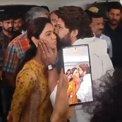 <p>అల్లు అర్జున్ అరెస్ట్ అయి వెళ్లే సమయంలో భార్యకు ముద్దు పెట్టి, తండ్రికి ధైర్యం చెప్పాడు. స్నేహా రెడ్డికి ముద్దిచ్చి తన ప్రేమను చాటుకున్నాడు. అంతేకాకుండా నవ్వుతూ, పోలీసులకు కోపరేట్ చేస్తూ దర్జాగా అరెస్ట్ అయిన అల్లు అర్జున్‌ను రియల్ లైఫ్‌లో కూడా పుష్పనే అని అభిమానులు పొగుడుతున్నారు.&nbsp;</p>