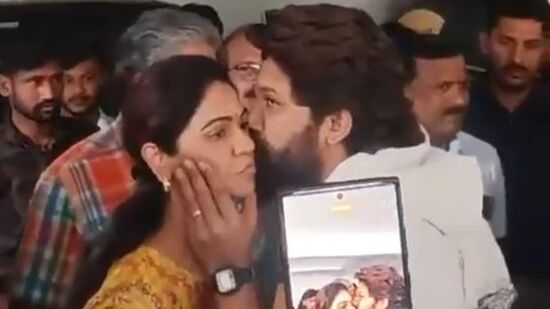 అల్లు అర్జున్ అరెస్ట్ అయి వెళ్లే సమయంలో భార్యకు ముద్దు పెట్టి, తండ్రికి ధైర్యం చెప్పాడు. స్నేహా రెడ్డికి ముద్దిచ్చి తన ప్రేమను చాటుకున్నాడు. అంతేకాకుండా నవ్వుతూ, పోలీసులకు కోపరేట్ చేస్తూ దర్జాగా అరెస్ట్ అయిన అల్లు అర్జున్‌ను రియల్ లైఫ్‌లో కూడా పుష్పనే అని అభిమానులు పొగుడుతున్నారు.&nbsp;