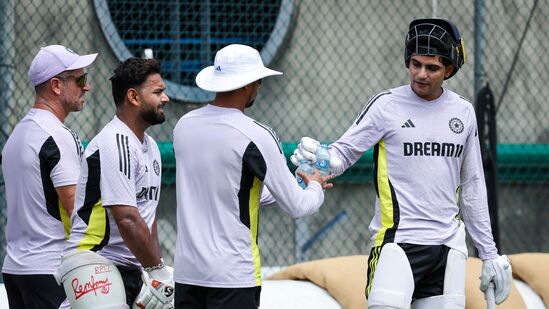 Ind vs Aus 3rd Test Live Streaming: ఇండియా, ఆస్ట్రేలియా మూడో టెస్టును స్టార్ స్పోర్ట్స్ నెట్ వర్క్ లేదా డిస్నీ ప్లస్ హాట్‌స్టార్ లో లైవ్ స్ట్రీమింగ్ చూడొచ్చు.&nbsp;