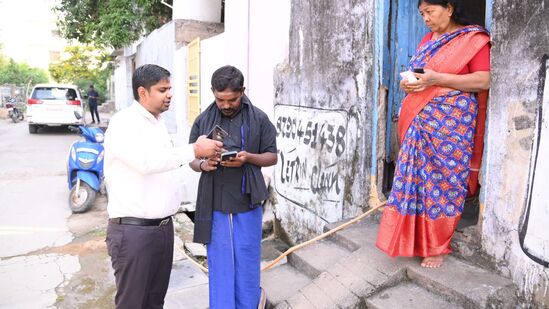 ఇందిరమ్మ ఇళ్ల లబ్ధిదారులను గుర్తించేందుకు తెలంగాణ ప్రభుత్వం అడుగులు వేస్తోంది. ఇందులో భాగంగా ఇటీవలే ప్రత్యేక మొబైల్ యాప్ ను తీసుకొచ్చింది. అన్ని జిల్లాల్లోనూ యాప్ ద్వారా అధికారులు వివరాలను సేకరిస్తున్నారు.&nbsp;