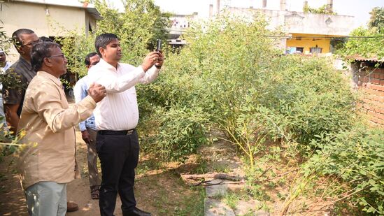 లబ్దిదారులు వికలాంగులు/అనాథలు/ ఒంటరి మహిళలు/వితంతువులు/ ట్రాన్సో జెండర్లు, పారిశుద్ధ్య కార్మికులు ఉంటే ఇందిరమ్మ ఇళ్లలో ప్రాధాన్యం ఉంటుందని ప్రభుత్వం ప్రకటించిన సంగతి తెలిసిందే. వీరిని కూడా యాప్ ద్వారానే గుర్తిస్తారు, అన్ని కలిపి 30 - 35 ప్రశ్నలు ఉంటాయి. దరఖాస్తుదారుల ఇళ్లకు వెళ్లి అధికారులు ఆయా వివరాలను యాప్లో నమోదు చేస్తున్నారు.&nbsp;