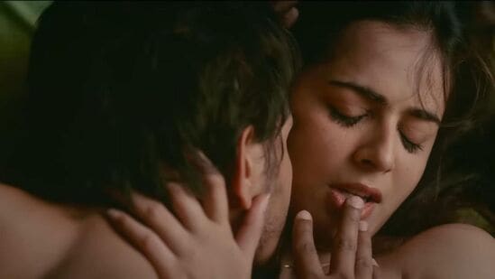 రోటి కపడా రొమాన్స్ సినిమాలో బోల్డ్గా ఉండే బెడ్ రూమ్ సీన్స్తోపాటు మంచి కడుపుబ్బా నవ్వించే కామెడీ సన్నివేశాలు ఉన్నాయని టాక్ వచ్చింది. నాలుగు జంటల మధ్య జరిగే రొమాంటిక్, లవ్, ఫన్, ఎమోషనల్ స్టోరీగా రోటీ కపడా రొమాన్స్ వచ్చింది. రోటి కపడా రొమాన్స్ సినిమాలో బోల్డ్గా ఉండే బెడ్ రూమ్ సీన్స్తోపాటు మంచి కడుపుబ్బా నవ్వించే కామెడీ సన్నివేశాలు ఉన్నాయని టాక్ వచ్చింది. నాలుగు జంటల మధ్య జరిగే రొమాంటిక్, లవ్, ఫన్, ఎమోషనల్ స్టోరీగా రోటీ కపడా రొమాన్స్ వచ్చింది. 