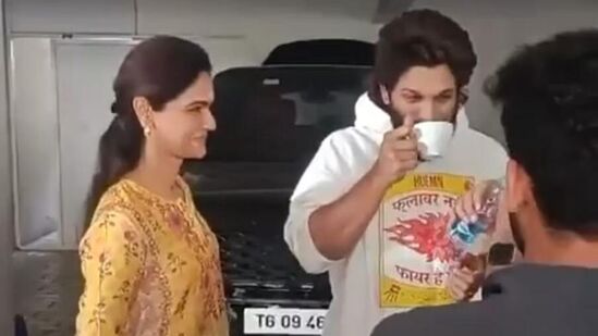 భార్య టెన్షన్ పడటం చూసి అల్లు అర్జున్ నవ్వించే ప్రయత్నం చేశాడు. కాఫీ తాగుతూ, ఏవో జోకులు వేసినట్లుగా వైరల్ అయిన వీడియోలో కనిపించింది. దానికి అల్లు అరవింద్ నవ్వినా.. స్నేహా రెడ్డి మాత్రం కష్టంగా చిరునవ్వు ఇచ్చారు. &nbsp;