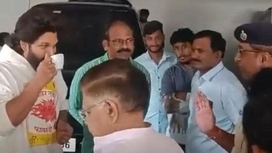 అరెస్ట్ చేసేందుకు పోలీసులు వచ్చిన సమయంలో అల్లు అర్జున్ చాలా కూల్‌గా కాఫీ తాగుతూ కనిపించాడు. ఎలాంటి బెరుకు లేకుండా ధైర్యంగా కనిపించాడు. అంతేకాకుండా పుష్ప 2 ప్రమోషన్స్‌లో వేసుకున్న టీ షర్ట్‌తో అట్రాక్ట్ చేశాడు.&nbsp;