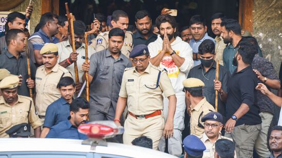 ఐకానిక్ స్టార్ అల్లు అర్జున్ అరెస్ట్ ఘటన ఇండియా వైడ్‌గా హాట్ టాపిక్ అవుతోంది. పుష్ప 2 ది రూల్ ప్రీమియర్ షో (డిసెంబర్ 4) రోజున సంధ్య థియేటర్ ఘటనకు సంబంధించి అల్లు అర్జున్‌ను పోలీసులు అరెస్ట్ చేశారు.&nbsp;