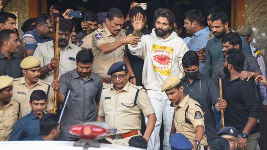 అల్లు అర్జున్‌ను అరెస్ట్ చేసి చిక్కడపల్లి పోలీస్ స్టేషన్‌కు తరలించారు. అనంతరం బన్నీకి వైద్య పరీక్షలు నిర్వహించారు.&nbsp;