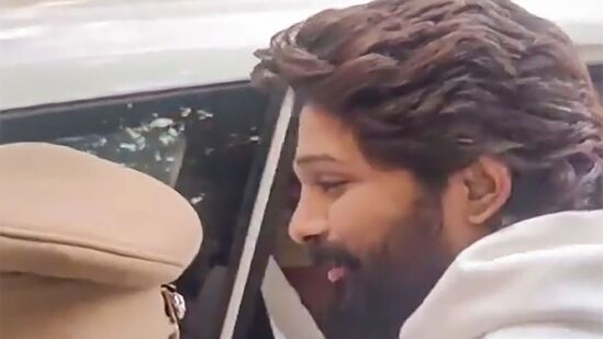 అల్లు అర్జున్ అరెస్ట్‌పై నాంపల్లి కోర్టులో విచారణ జరగనుంది. అలాగే, తనపై వేసిన కేసులు కొట్టేయాలని హైకోర్టులో అల్లు అర్జున్ క్వాష్ పిటిషన్ వేశాడు. దీనిపై ఉన్నత న్యాయస్థానం తీర్పు ఇవ్వాల్సి ఉంది.&nbsp;