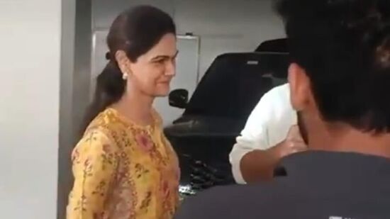 భర్త అల్లు అర్జున్‌ను అరెస్ట్ చేసేందుకు పోలీసులు వచ్చినప్పుడు భార్య స్నేహా రెడ్డి టెన్షన్‌గా కనిపించారు. ఆమె మొహంలో కాస్తా భయం, బెరుకు కనిపించాయి.&nbsp;
