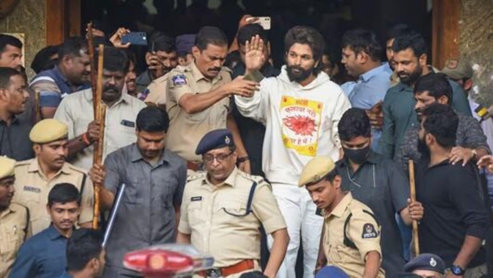 Allu Arjun: అల్లు అర్జున్ ఇంటికి క్యూ క‌ట్టిన టాలీవుడ్ సెలిబ్రిటీలు - క‌నిపించ‌ని మెగా యంగ్ హీరోలు