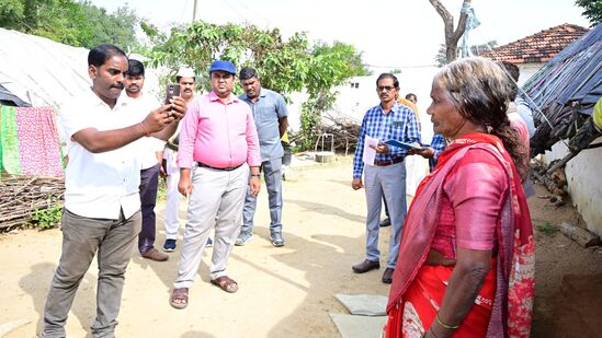 ఇందిరమ్మ ఇళ్ల లబ్ధిదారులను గుర్తించేందుకు తెలంగాణ ప్రభుత్వం అడుగులు వేస్తోంది. ఇందులో భాగంగా ఇటీవలే ప్రత్యేక మొబైల్ యాప్ ను తీసుకొచ్చింది. అన్ని జిల్లాల్లోనూ సర్వే ప్రారంభమైంది. ప్రత్యేకంగా రూపొందించిన యాప్ ద్వారా అధికారులు వివరాలను సేకరిస్తున్నారు.&nbsp;