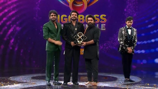 బిగ్ బాస్ తెలుగు 8 విన్నర్‌ నిఖిల్‌కు ట్రోఫీ అందజేసిన రామ్ చరణ్