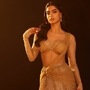 <p>ఖుషీ కపూర్ ధరించిన ఈ డ్రెస్ ధర సుమారుగా రూ. 4.5 లక్షలు ఉంటుందని సమాచారం. తరుణ్ తహిలియానీ డిజైన్ చేసిన ఈ చీర నిజమైన షో స్టాపర్ గా నిలిచింది. ఈ బ్లౌజ్ డీప్ నెక్‌తో అట్రాక్ట్ చేసింది ఖుషీ కపూర్.&nbsp;</p>