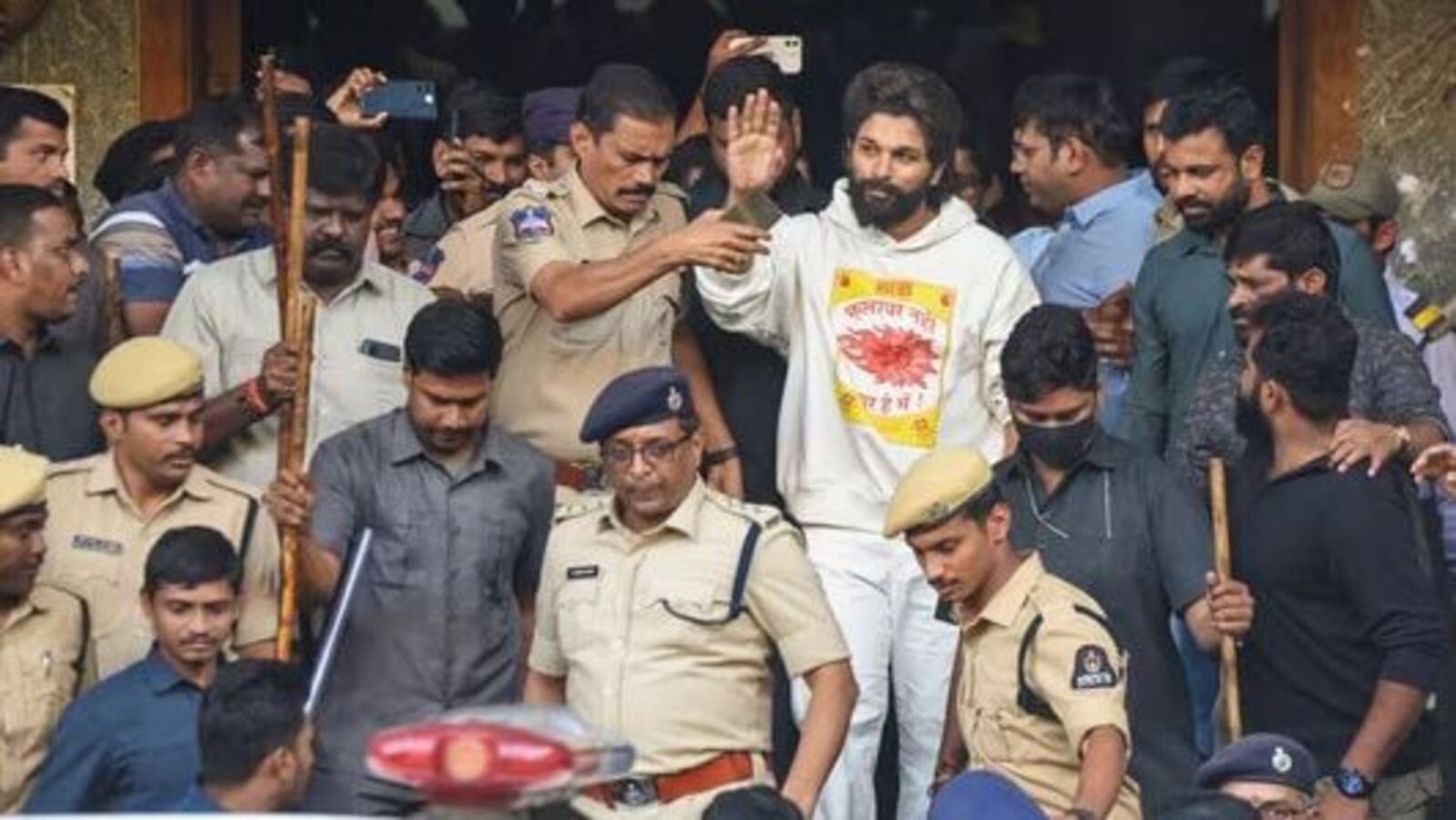 Allu Arjun Stampede Case: అల్లు అర్జున్‌కి పర్మీషన్ ఇవ్వలేదు.. సంధ్య థియేటర్ తొక్కిసలాట కేసులో పోలీసులు ట్విస్ట్